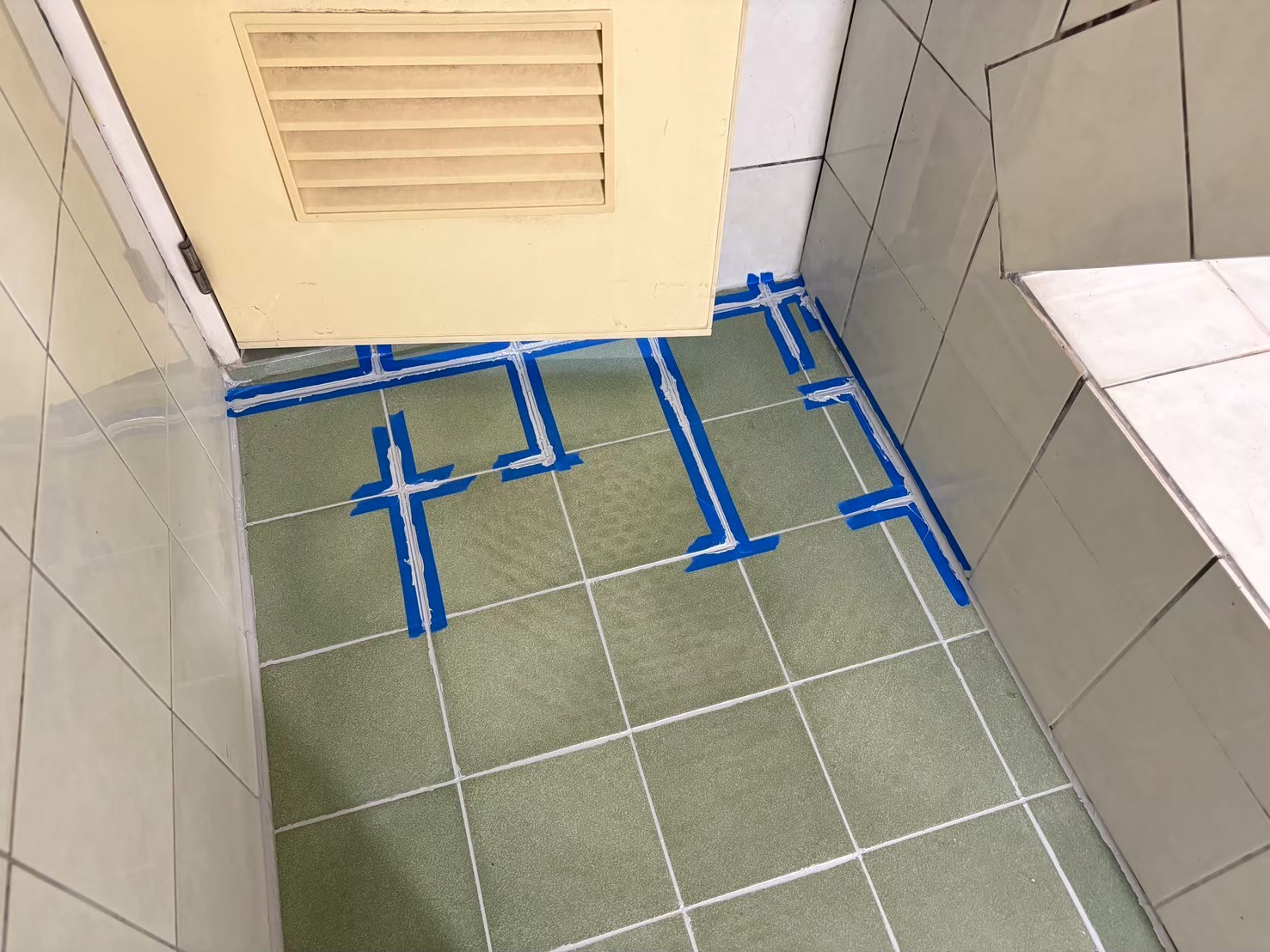 台南 浴廁防霉|磁磚縫去霉+抑霉護層 過程